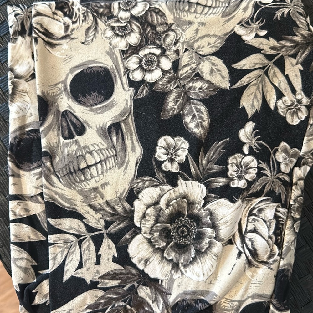 Lularoe TC skull & roses